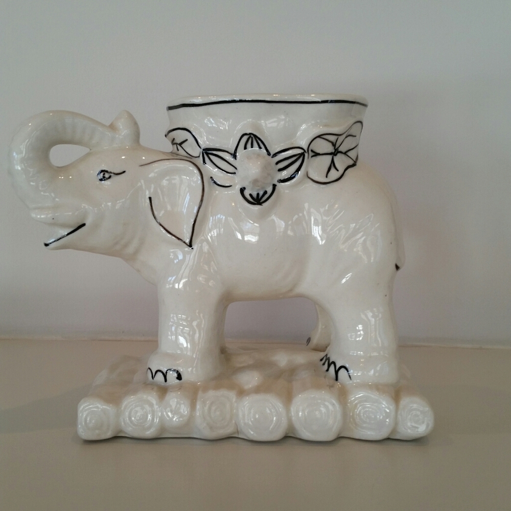 VINTAGE WHITE ELEPHANT PLANTER BLACK TRIM. JAPAN